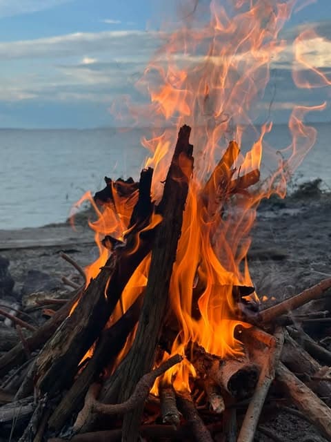 Тепле багаття біля води, щирі розмови до пізнього вечора та атмосфера, що зігріває серце 🔥🌊