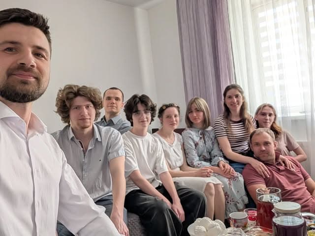 Затишне домашнє коло молоді: розмови про віру, спільні молитви, ароматний чай та домашній пиріг 🫖💛
