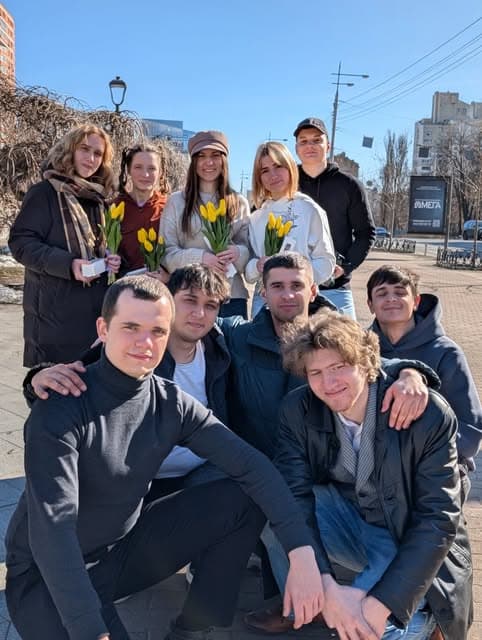 Разом на вулицях весняного Києва. Друзі, які завжди підтримають та надихнуть ділитися добром 🌷🏙️