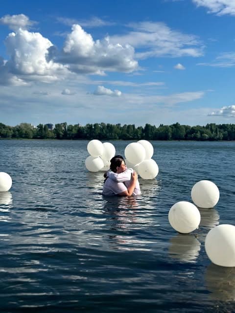 Хрещення у водах Дніпра: особливий момент нового життя та щирої віри серед найдорожчих людей 🕊️💧